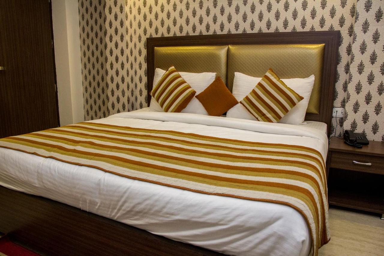 Hotel Pawan Plaza Near Sir Ganga Ram Hospital Delhi  Bagian luar foto