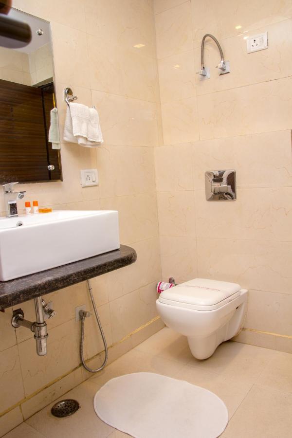 Hotel Pawan Plaza Near Sir Ganga Ram Hospital Delhi  Bagian luar foto