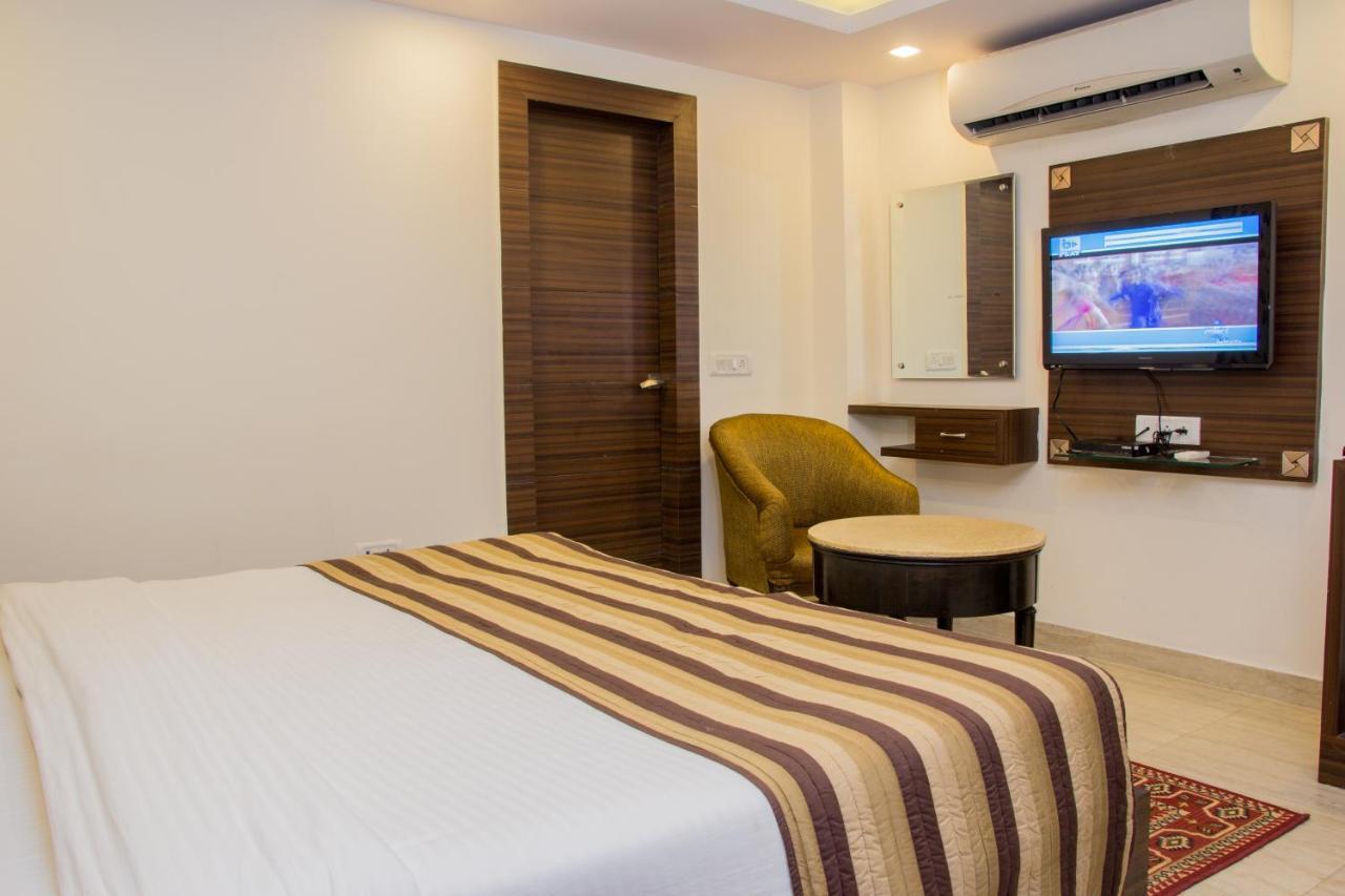 Hotel Pawan Plaza Near Sir Ganga Ram Hospital Delhi  Bagian luar foto