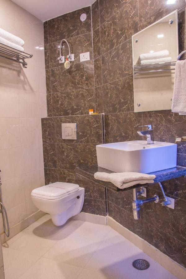Hotel Pawan Plaza Near Sir Ganga Ram Hospital Delhi  Bagian luar foto