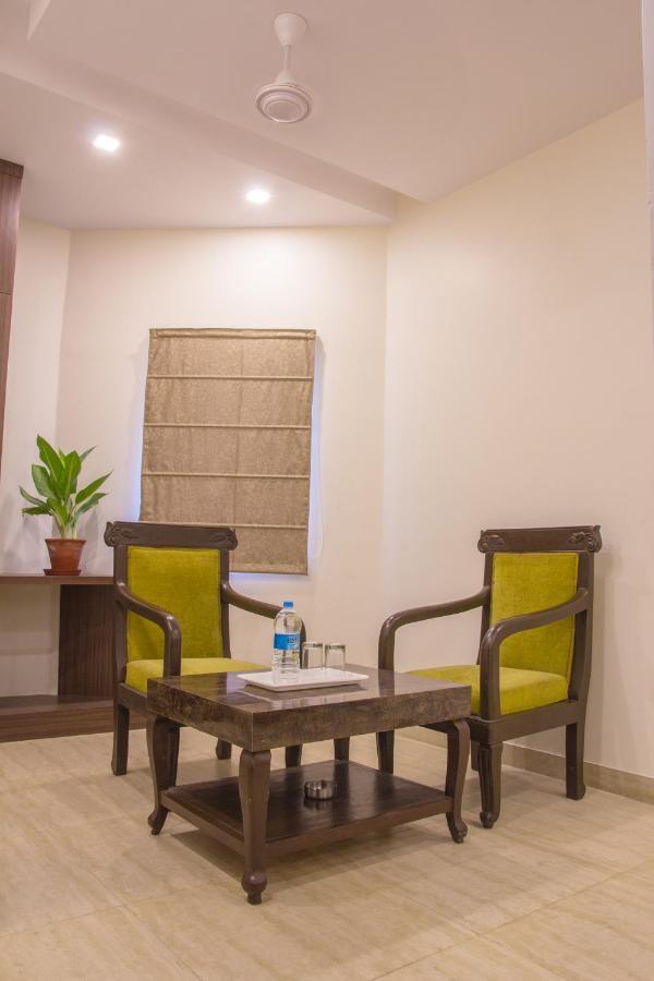 Hotel Pawan Plaza Near Sir Ganga Ram Hospital Delhi  Bagian luar foto