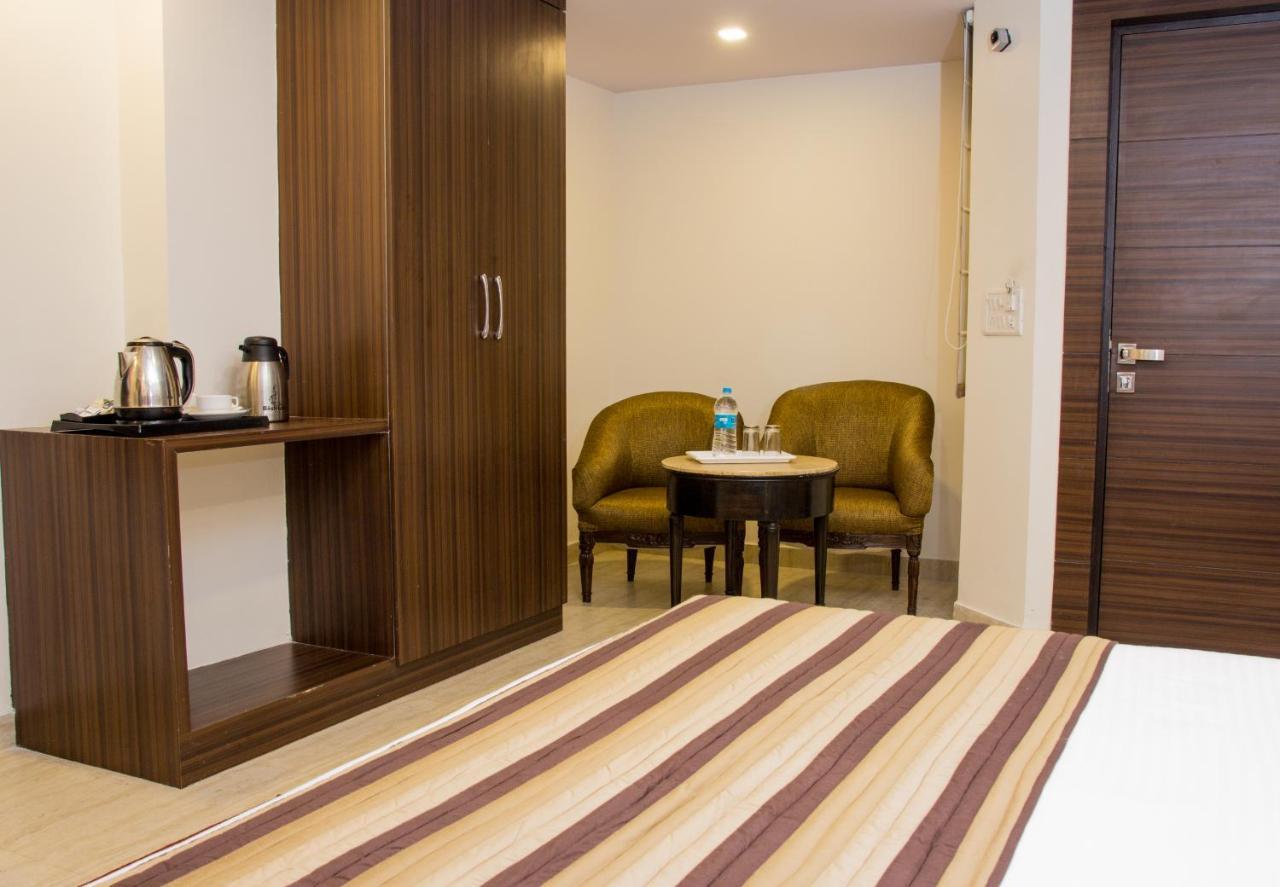 Hotel Pawan Plaza Near Sir Ganga Ram Hospital Delhi  Bagian luar foto