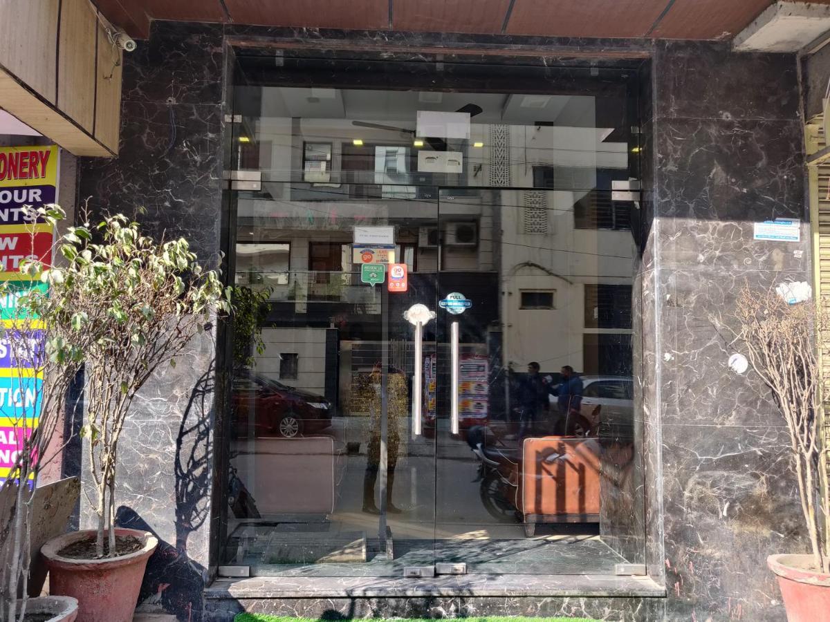 Hotel Pawan Plaza Near Sir Ganga Ram Hospital Delhi  Bagian luar foto