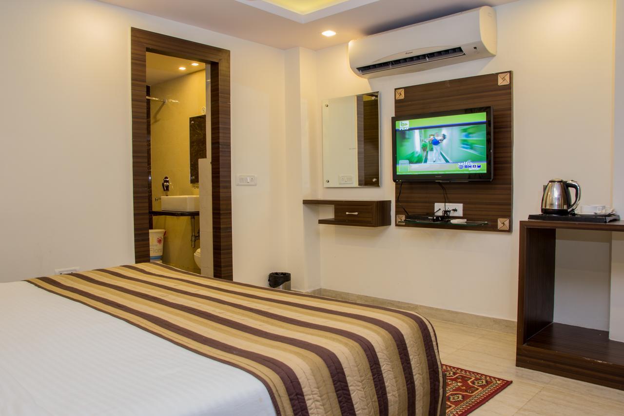 Hotel Pawan Plaza Near Sir Ganga Ram Hospital Delhi  Bagian luar foto