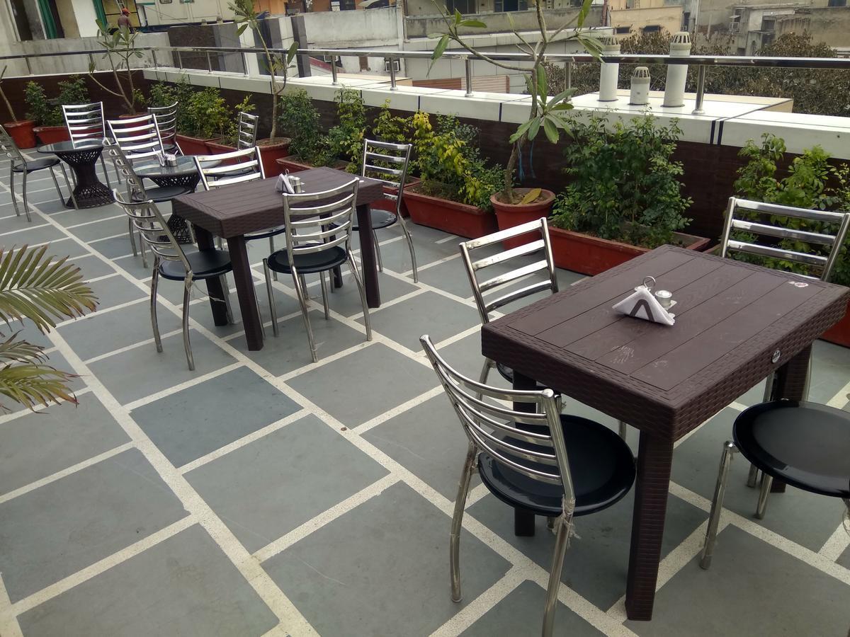 Hotel Pawan Plaza Near Sir Ganga Ram Hospital Delhi  Bagian luar foto