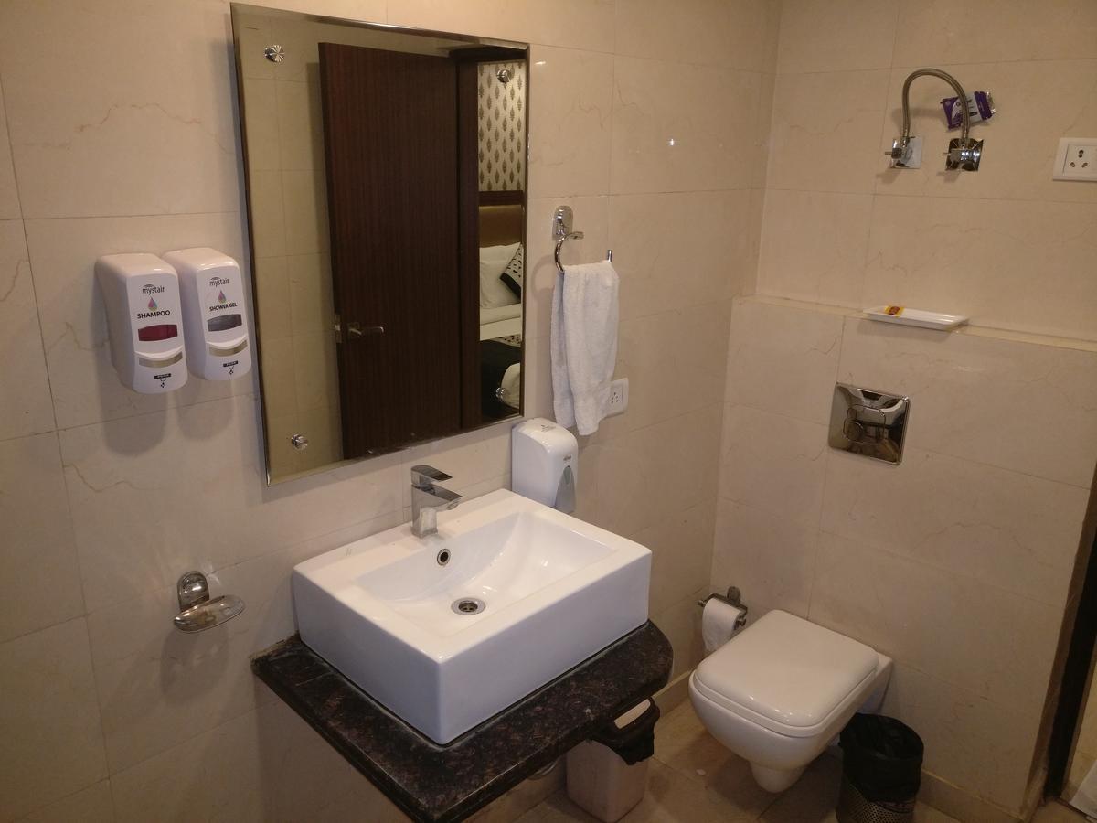 Hotel Pawan Plaza Near Sir Ganga Ram Hospital Delhi  Bagian luar foto