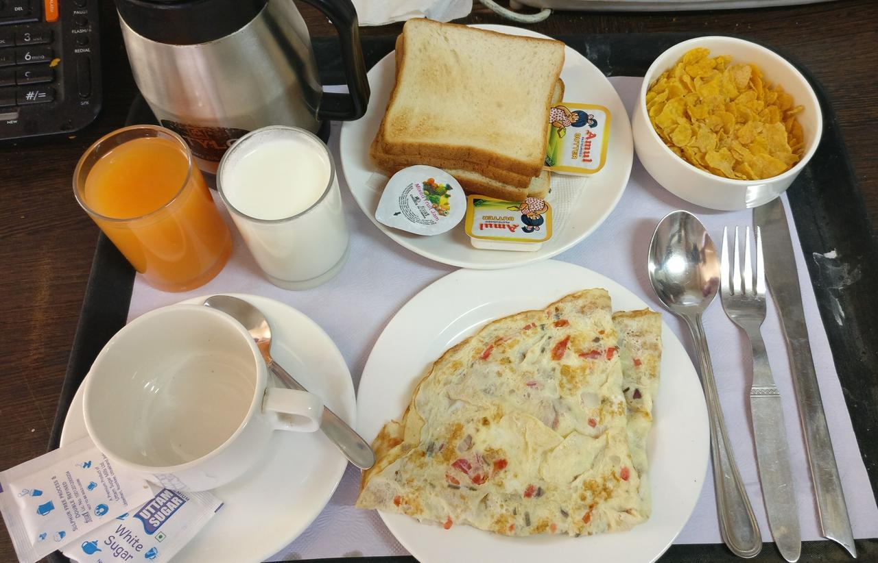 Hotel Pawan Plaza Near Sir Ganga Ram Hospital Delhi  Bagian luar foto