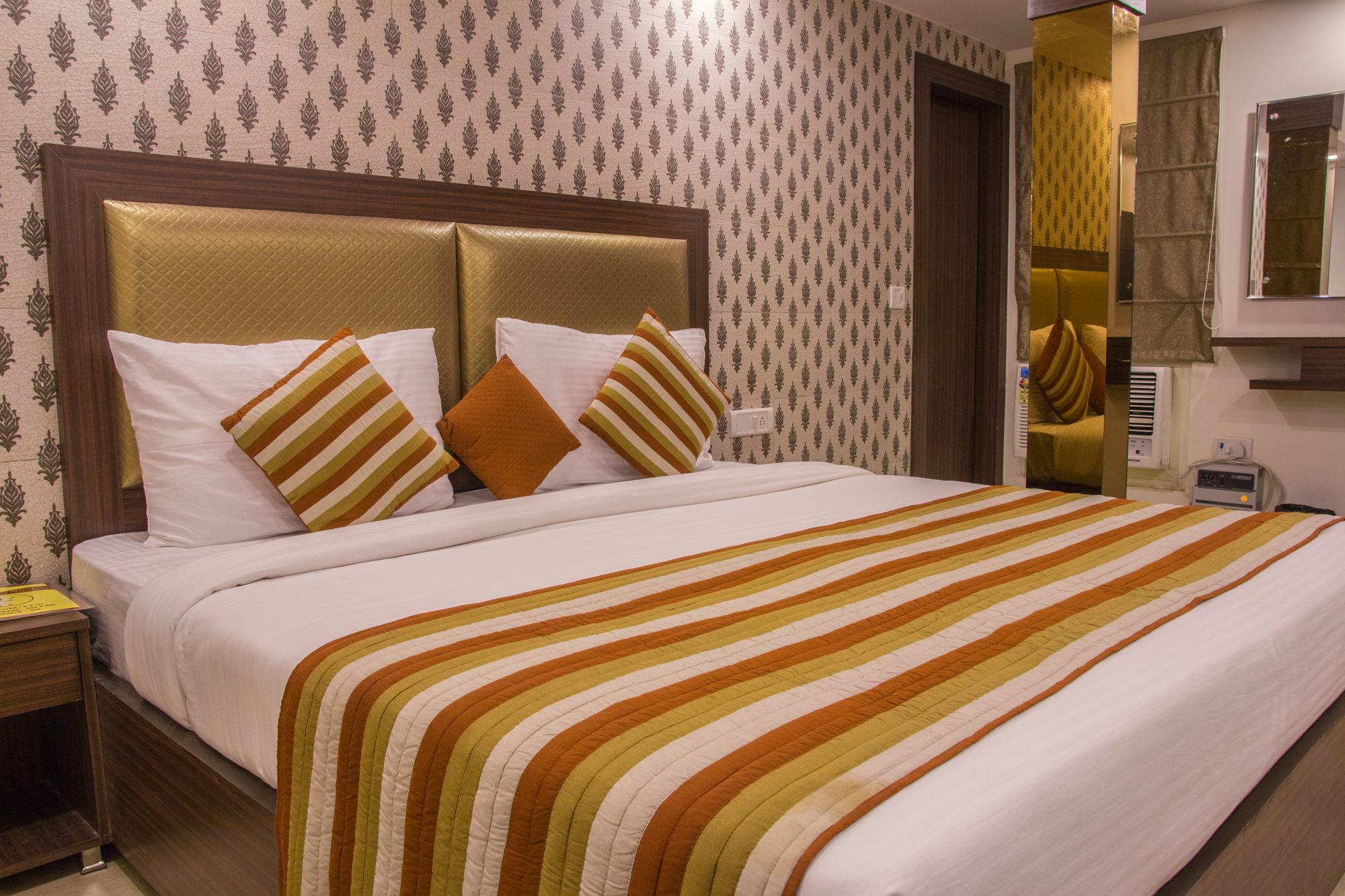 Hotel Pawan Plaza Near Sir Ganga Ram Hospital Delhi  Bagian luar foto